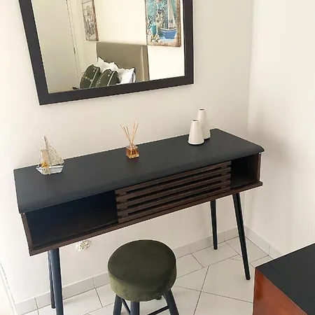 Cosy In With Balcony And Sea View - 9 M²