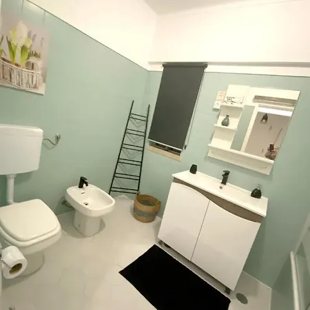 Cosy In With Balcony And Sea View - 9 M² * Portimao