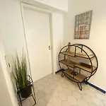 شقة Cosy In With Balcony And Sea View - 9 M² *