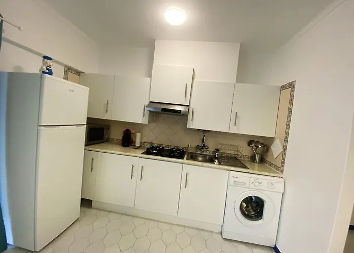 Cosy In With Balcony And Sea View - 9 M² Portimão